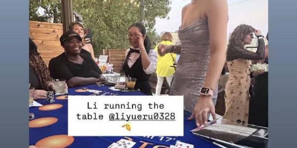 pg电子试玩-化身“最美荷官”，李月汝身着抹胸连衣裙与飞翼队友玩牌