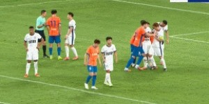 情绪非常激动！泽卡角球前放倒廖均健，被出黄牌&amp;amp;下轮踢蓉城停赛