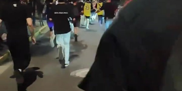 赏金女王模拟器官网-球迷机场围堵詹姆斯座驾 安保人员紧急拦截失控人群