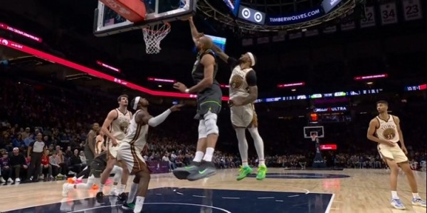 翻江倒海！戈贝尔轻松揽下前场板 随后单臂暴扣打进还要加罚