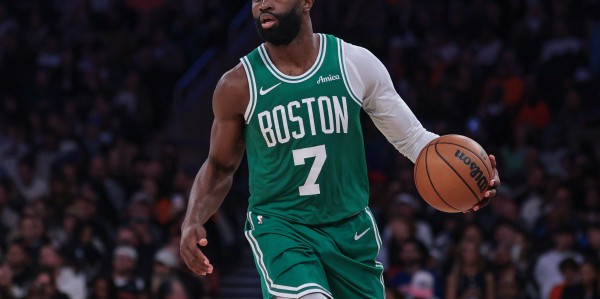 杰伦·布朗：努力打球认真防守是我们球队特质 球迷也尊重这一点