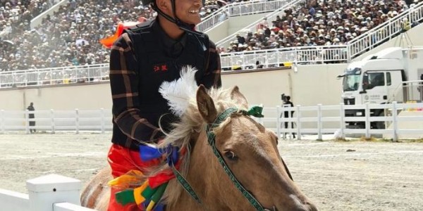 江孜达玛节赛马激情上演 少年骑手成亮点