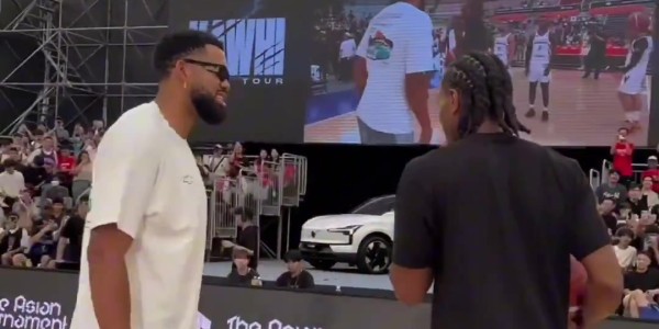 PG电子-唐斯现身小卡中国行活动 三分切磋相谈甚契